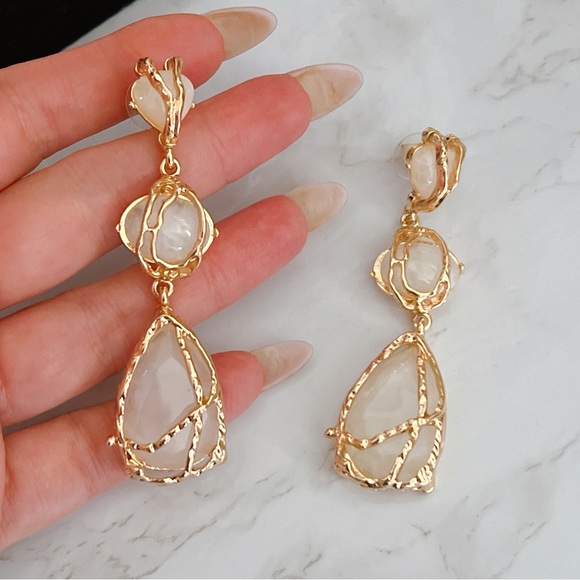 Gold plated lucite crystal dangle 3” earrings 🌟 - Picture 2 of 3